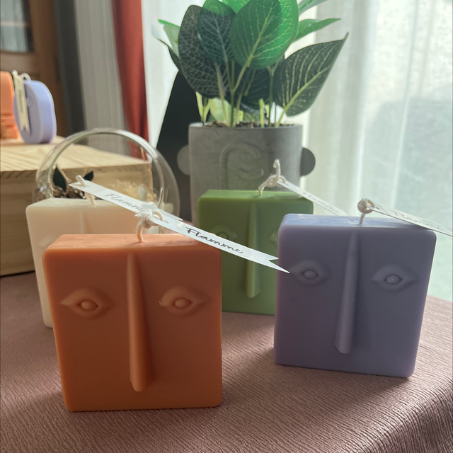 Visage contemporain carré 