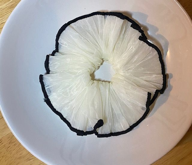 Chouchou blanc en tulle contrasté