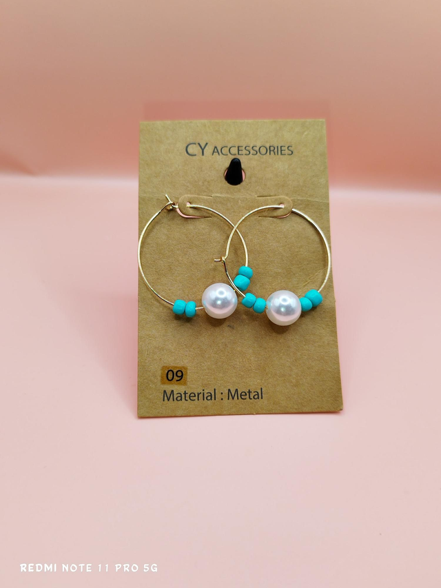 Créoles Fines Dorées avec Perles Blanches et Perles Turquoises