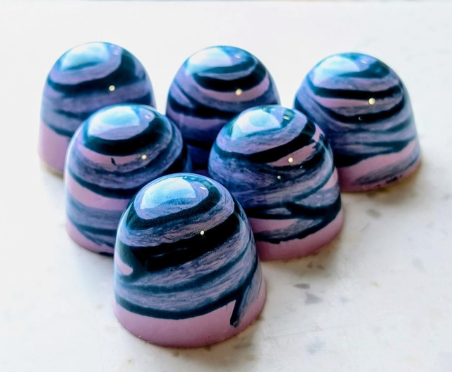 Pistachio cream filled, white chocolates, box of 6