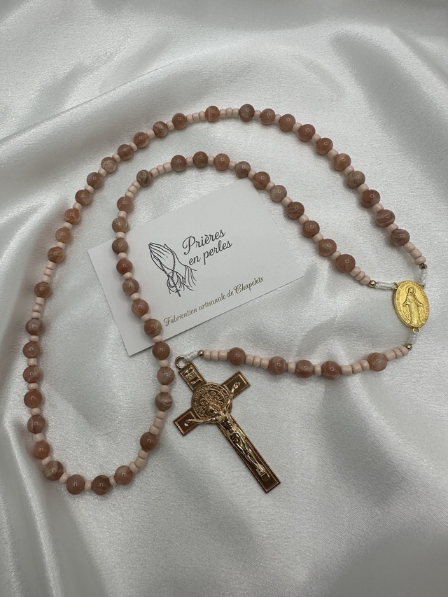 Chapelet artisanal – Perles pêches & croix dorée