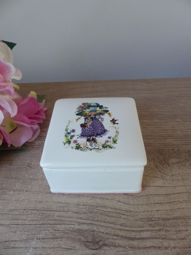 Boîte à bijoux carrée vintage en céramique esprit Sarah Kay – bonbonnière carrée avec fillette espiègle et petit chien – déco chambre enfant