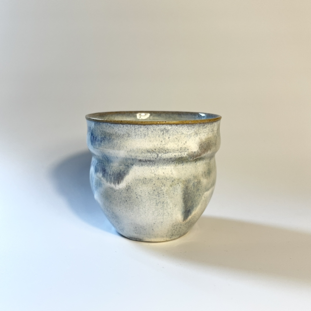 Becher creme lila braun wellig 