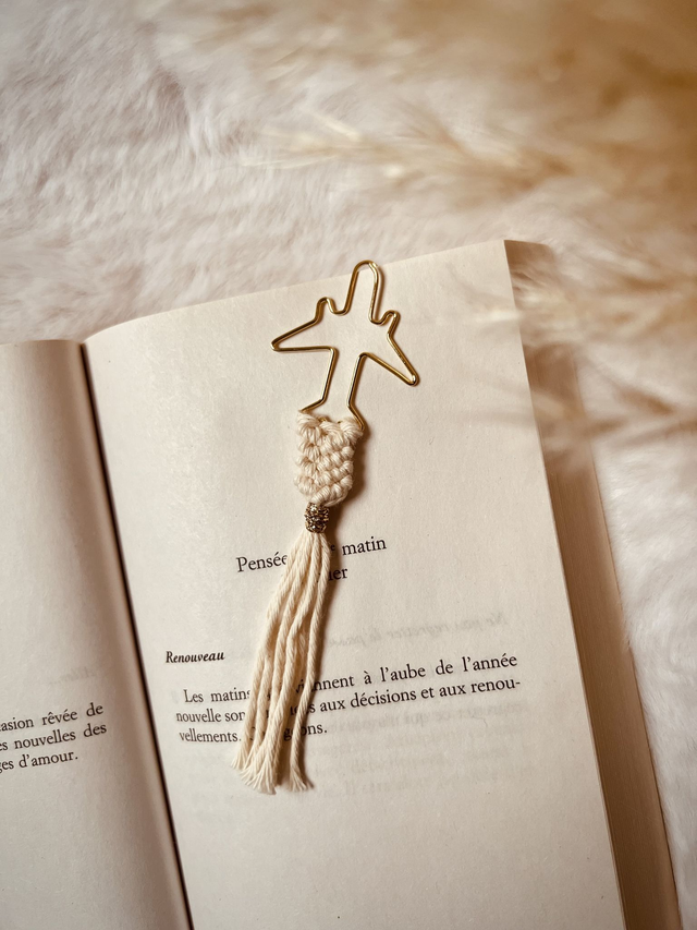 Marque-page en macramé avion