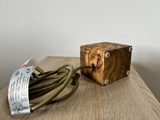 Retro-style table lamp made of olive wood with a brass holder.