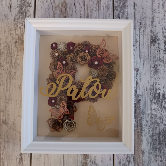 Cadre fleuri personnalisé initiale P – Décoration artisanale fleurs papier