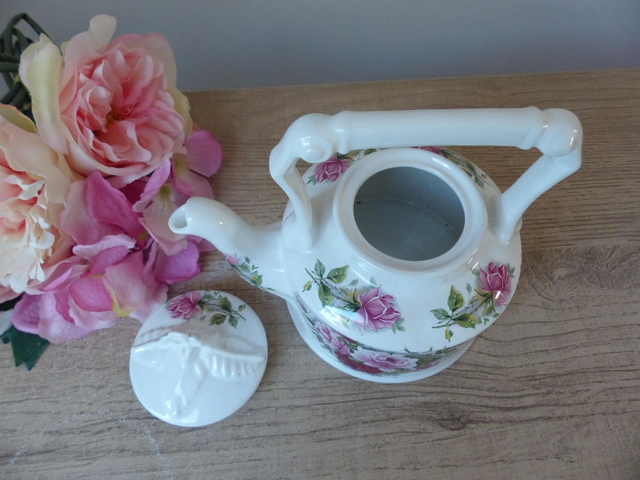 Théière romantique Vintage Arthur Wood – Élégance Made in England – Décor floral de roses rouges– Idée cadeau ou décoration cottage chic