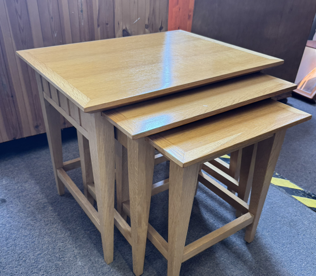 Stylish Solid Oak Nest Of Tables