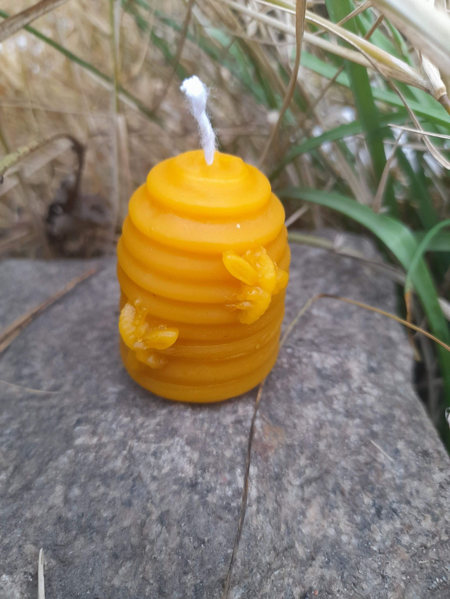 Svíčka ze včelího vosku - včelí úl
