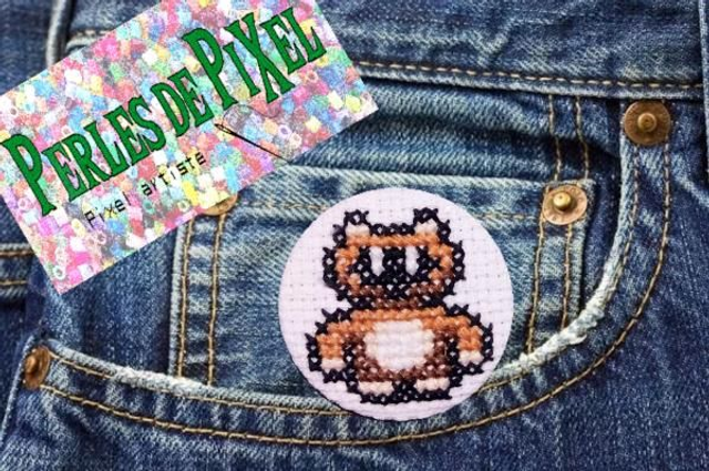 Tanuki Badge ou porte clé brodé à la main pixel art