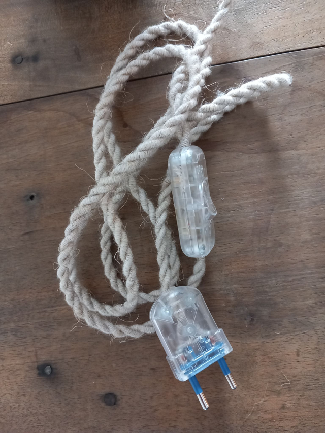 Lampe de table lin artisanale brodée d'un motif marocain - pied de lampe artisanal en céramique bleue Française