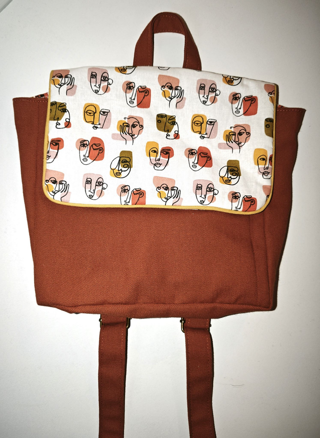 Sac à dos marron motifs Picasso