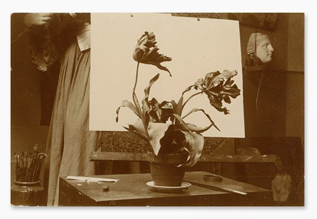Atelier de peintre : nature morte au bouquet de fleurs, c.1910