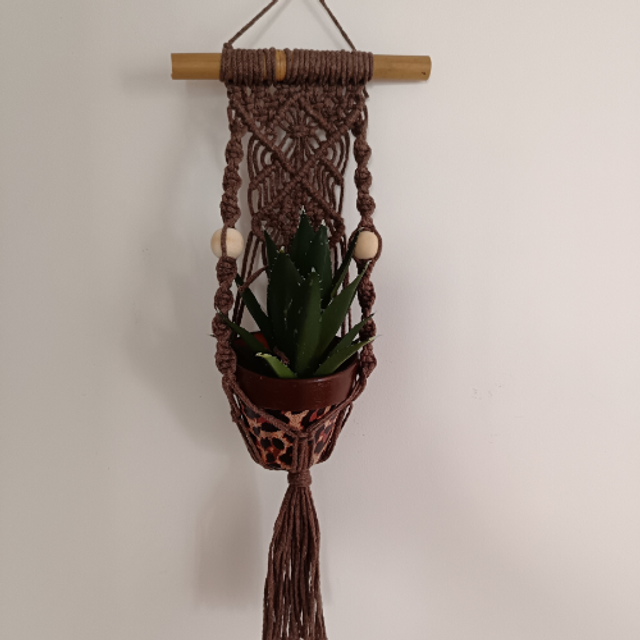 Porte plante mural en macramé losanges marron