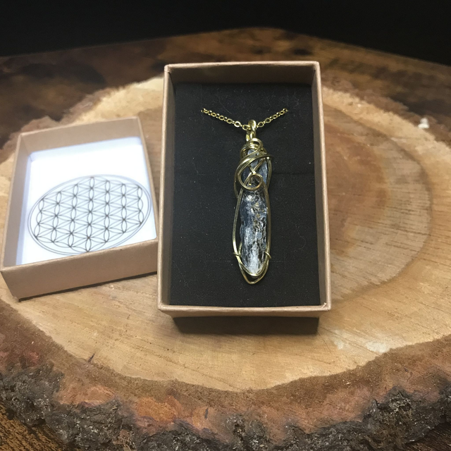 Pendentif KYANITE - BIJOU ARTISANAL Gamme &quot;DANA&quot; - [fils laiton et chaîne inox]