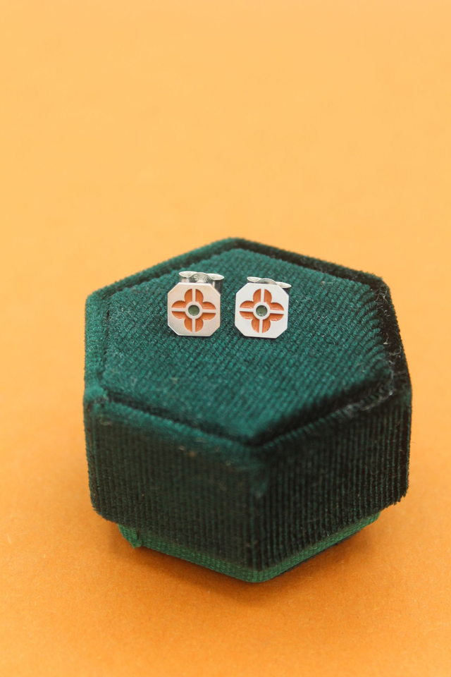 Boucles d&#039;oreille puces émaillées fleur | Orange &amp; vert olive