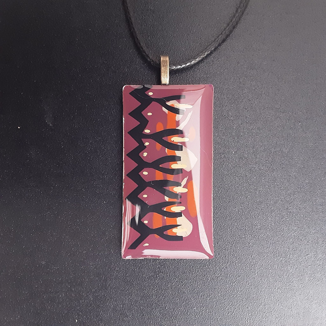 Pendentif rectangle collection Ethnique fond violine et décor noir jaune et rouge