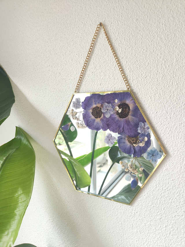 Miroir orné de fleurs