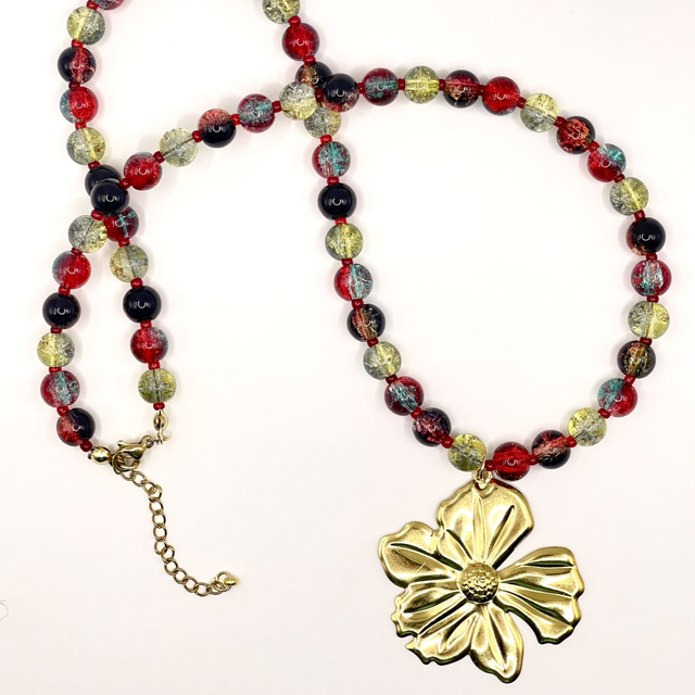 C10 - Collier perles verre tons rouge pendentif fleur