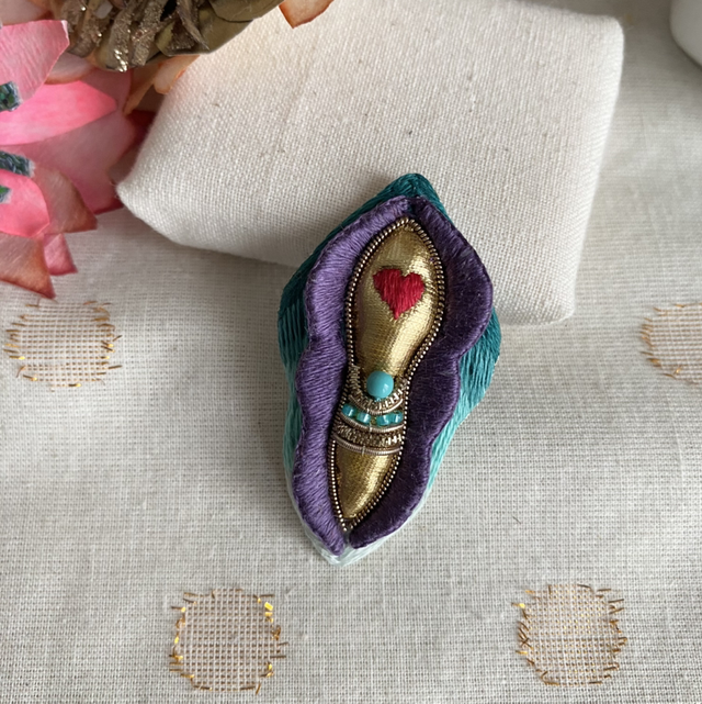 Broche  brodée vulve bleu violet