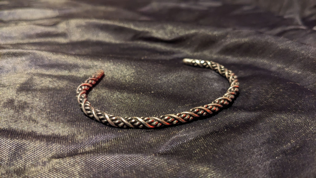 Complex reverse twisted arm ring