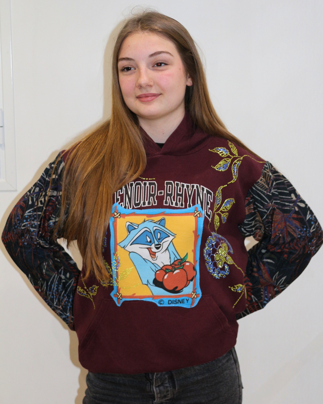 🦝 Hoodie Sweat "Meeko Pocahontas" – Pièce Unique Upcyclée (Taille M)