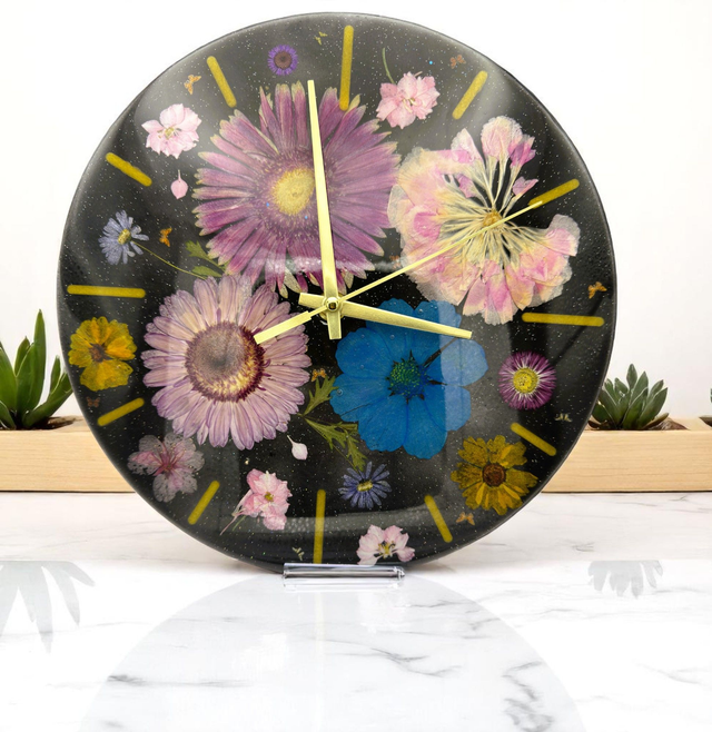 Large Resin Wall Clock with Real Dried Flowers – Handmade Epoxy Art for Home Decor