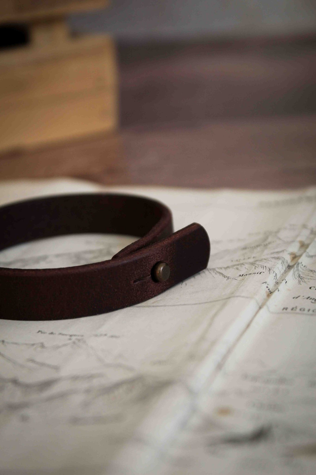 &quot;ORION&quot; - bracelet en cuir minimaliste en cuir tannage végétal - couleur marron