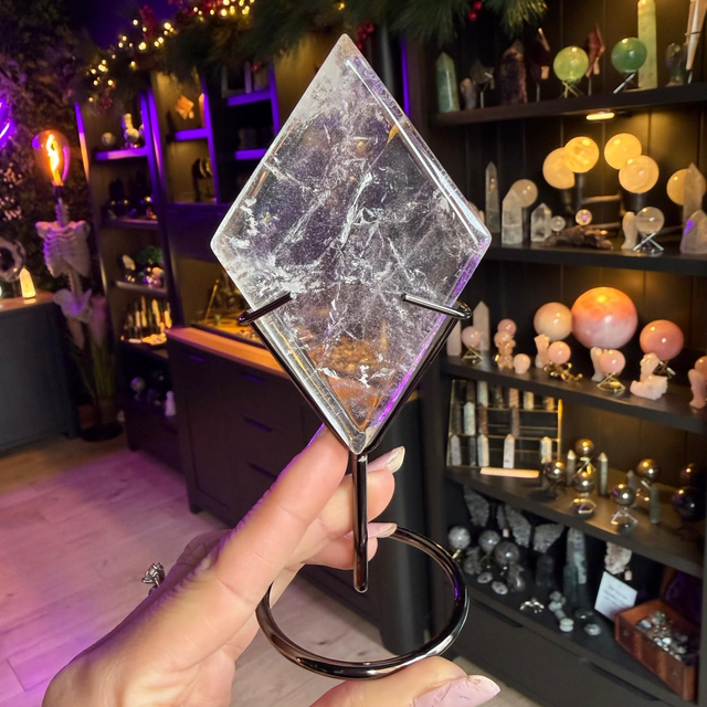 Clear Quartz Diamond on Stand R62G2