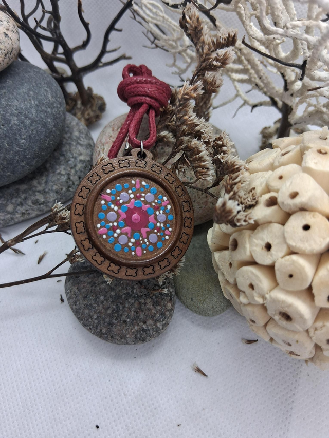 Collier en bois mandala rose et bleu