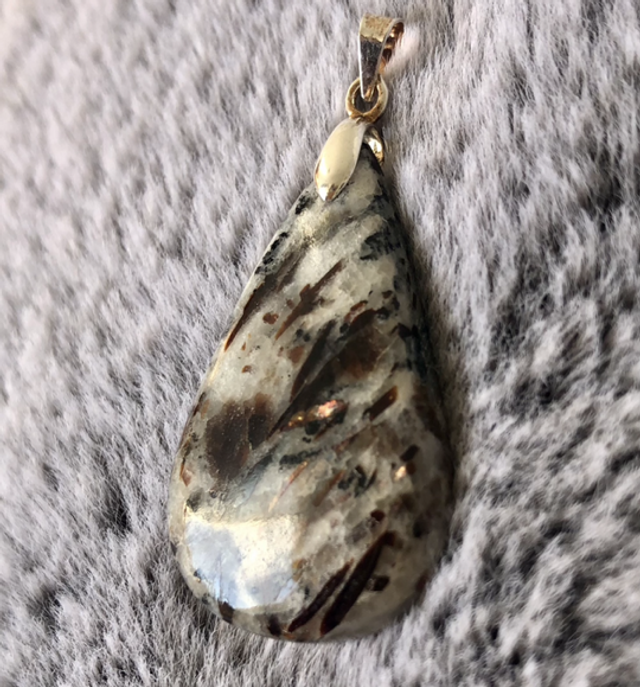Pendentif en Astrophyllite et bélière argent