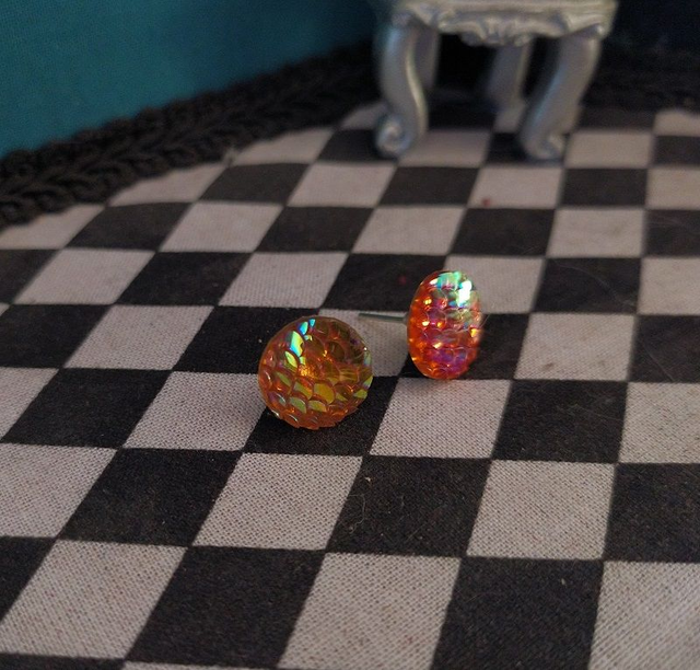 Clous d'oreilles écailles de dragon de feu