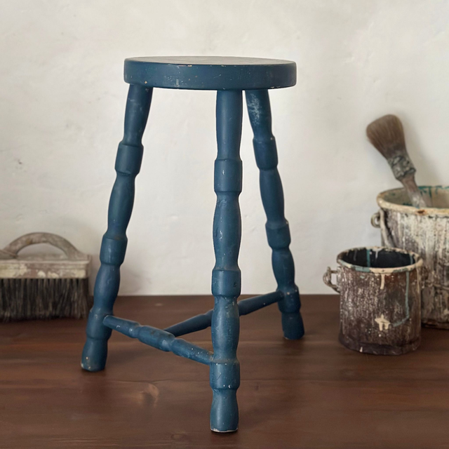 le tabouret bleu en bois tourné