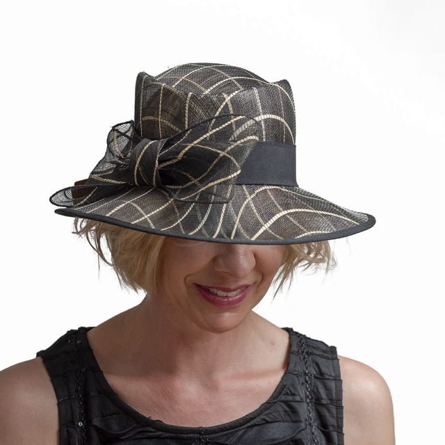 Musta hattu ruutukuosilla