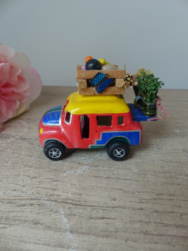 Petit bus équatorien en platre - Véhicule Folklorique peint main - Souvenir artisanal coloré avec passagers et marchandises, cadeau déco