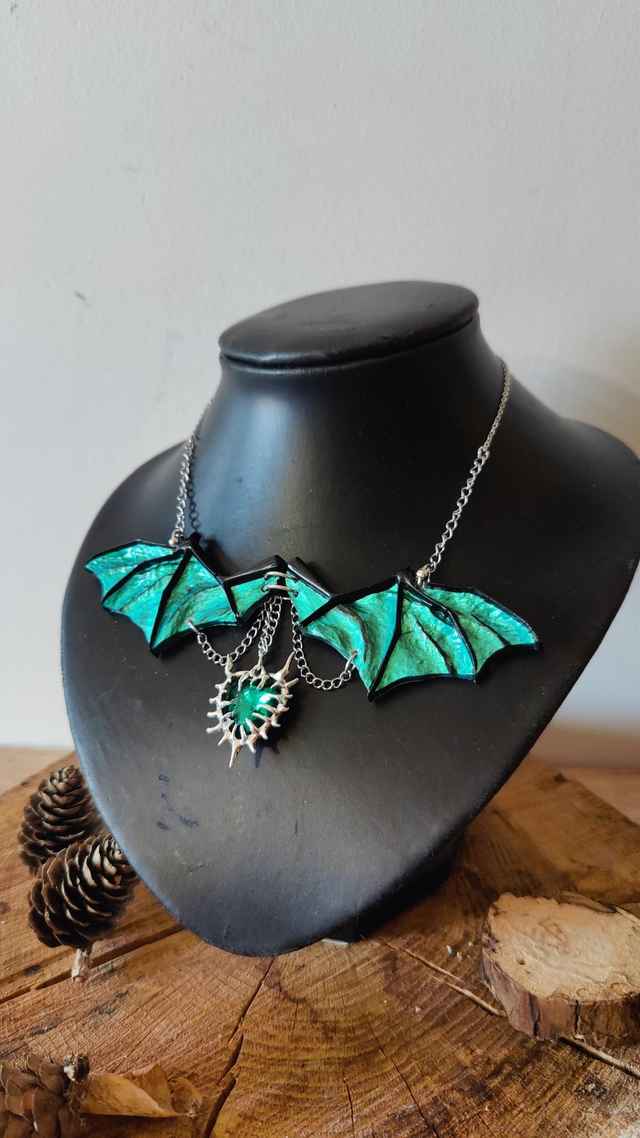 Collier chauve souris aux ailes déployées grand modèle vert émeraude éclatant
