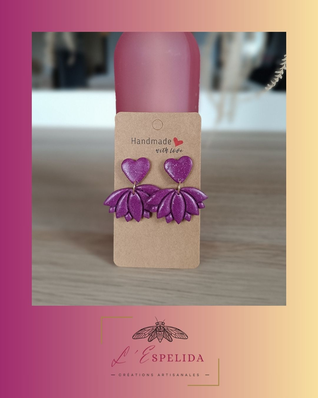 Lotus violets avec coeurs