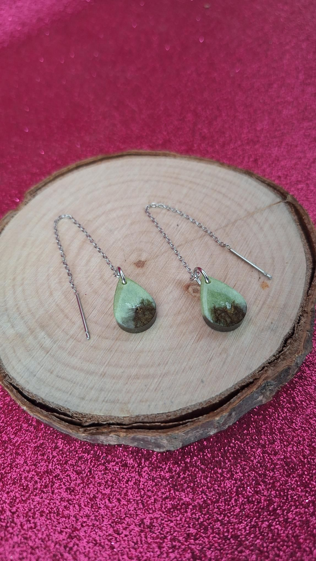 Boucles d&#039;oreilles à enfiler argentées gouttes Kaki/vert anis