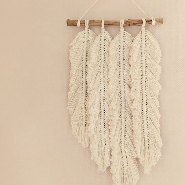 Suspension murale en macramé – Design plumes. Sur commande.