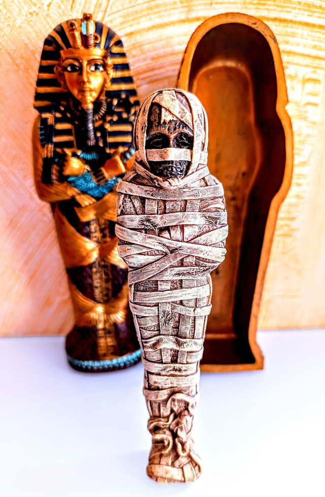 Sarcophage plus momie