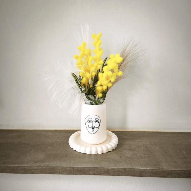 Décoration florale artisanale carnaval – Vase avec masque de Gilles, mimosa & plumes – Fait main 