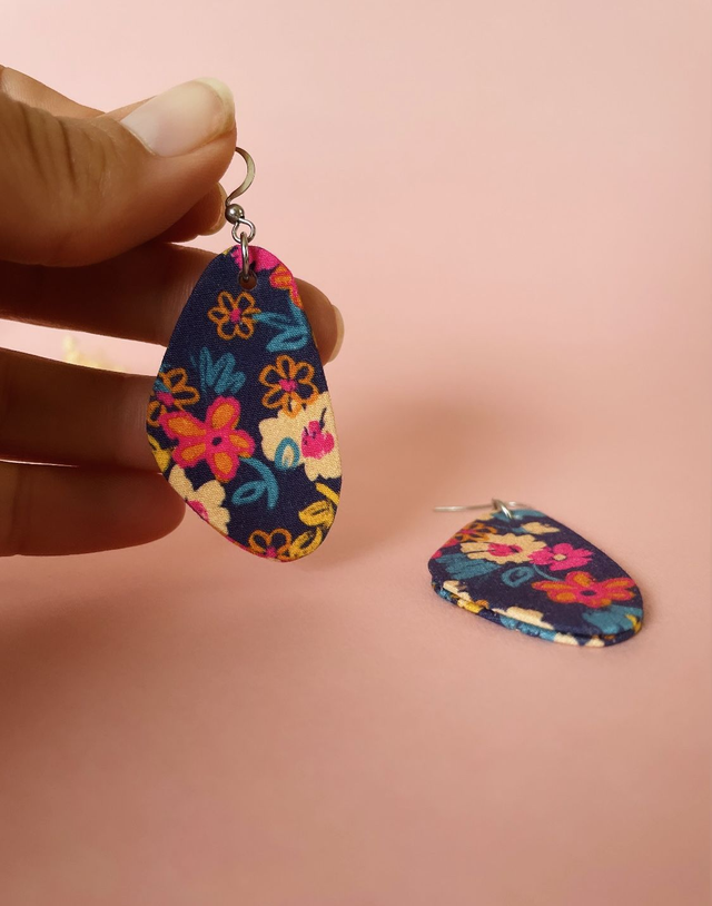 Boucles d'oreilles carton et tissu imprimé fleuri forme triangulaire, collection « hippie » - tons violet foncé, rose, beige, jaune. 
