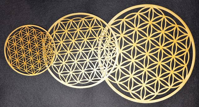 Fleur de vie découpée dans du bois de bouleau