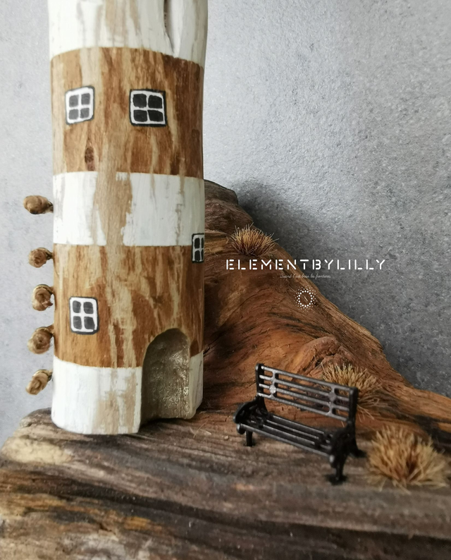 Phare côtier en bois flotté