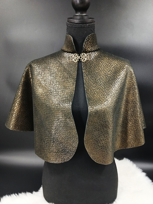 Skuld - cape en cuir