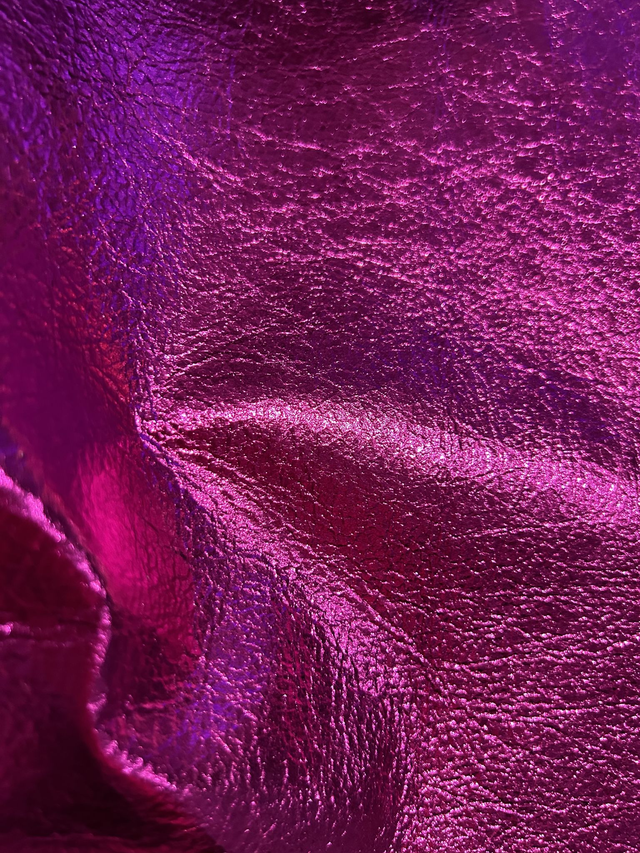 Chute de cuir rose néon métallisé