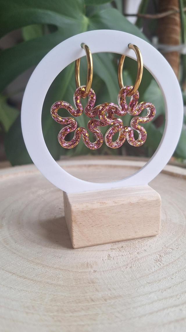 Créoles dorées fleurs ajourées paillettes roses/dorées