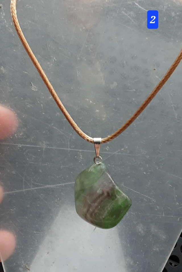 Fluorine pierre roulée avec cordon 