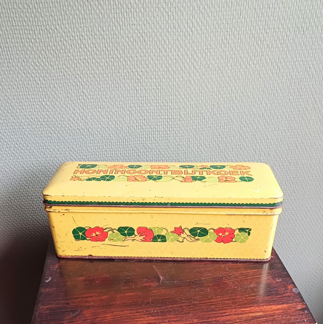 Verkade | &#039;Honingontbijtkoek&#039; Lang metalen blik met deksel Oost-Indisch kers decor (lengte 28 cm | breedte 10 cm | hoogte 10 cm) | Vintage