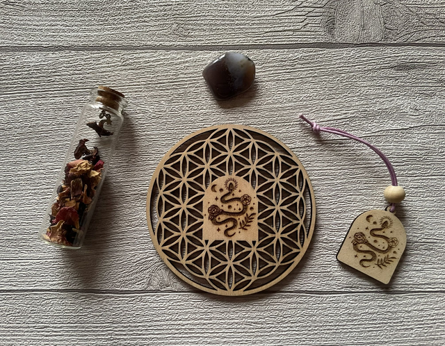 🌙 Coffret « Féminin Sacré » – Pierre d’agate, hibiscus & Fleur de Vie serpent et fleurs